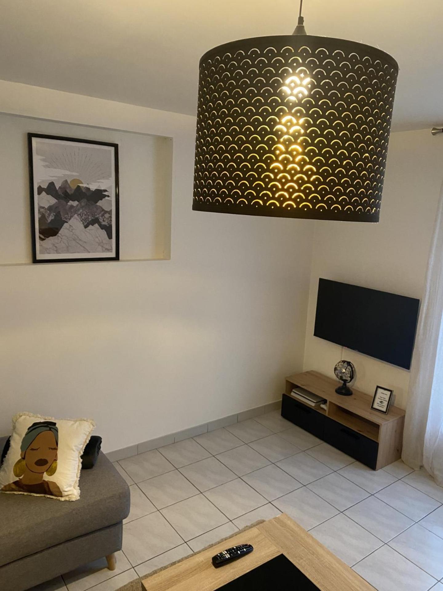 Appartement Tout Equipe 2 Chambres + Jardin Saix  Ngoại thất bức ảnh
